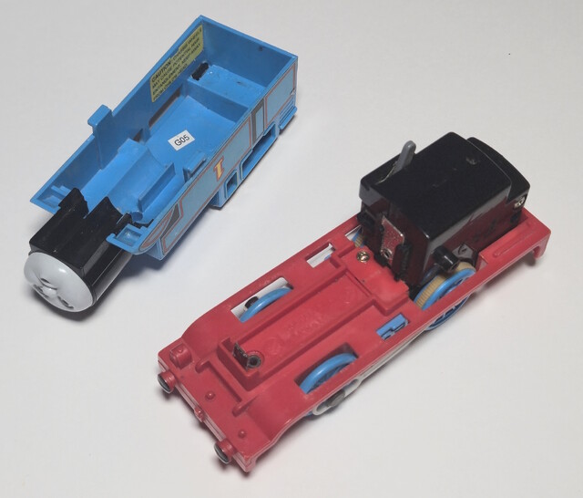 2005 battery_compartment chassis date_code face_variation gearbox motor_road_&_rail north_america power_car thomas thomas_the_tank_engine tomy toy train // 3042x2597 // 1.7MB